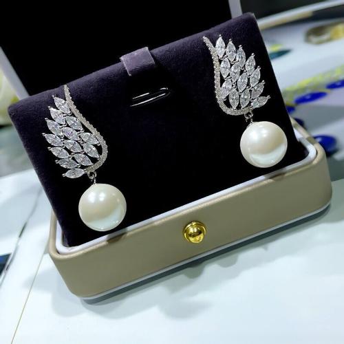 Boucles d'oreilles en laiton zircon cubique pavent, avec perle de plastique, aile d'ange, bijoux de mode & pavé de micro zircon & pour femme, 39mm, Vendu par paire