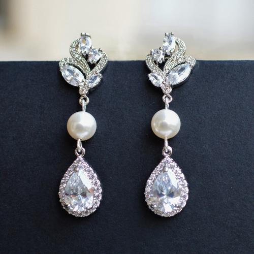 Boucles d'oreilles en laiton zircon cubique pavent, avec perle de plastique, bijoux de mode & pavé de micro zircon & pour femme, 41x10mm, Vendu par paire