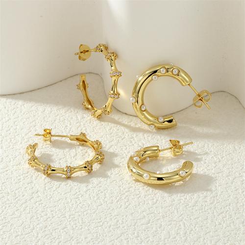 Boucles d'oreilles en laiton zircon cubique pavent, avec perle de plastique, Placage de couleur d'or, styles différents pour le choix & pavé de micro zircon & pour femme, plus de couleurs à choisir, protéger l'environnement, sans nickel, plomb et cadmium, Vendu par paire