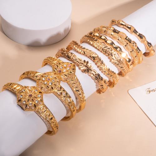 laiton bracelet ordinaire, Placage de couleur d'or, styles différents pour le choix & pour femme & avec strass & creux, Diamètre intérieur:Environ 60mm, Vendu par PC