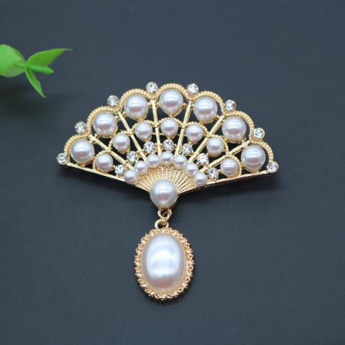 Zinklegering broches, Zinc Alloy, met Plastic Pearl, voor vrouw & met strass, gouden, 65x65mm, Verkocht door PC