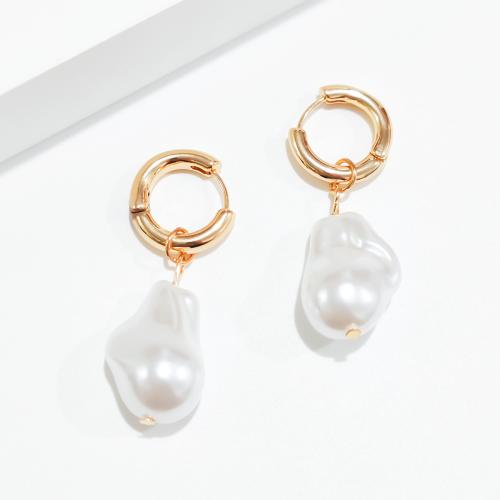 Boucles d'oreilles en alliage de zinc, avec perle de plastique, Placage de couleur d'or, bijoux de mode, blanc, protéger l'environnement, sans nickel, plomb et cadmium, 15x45mm, Vendu par paire