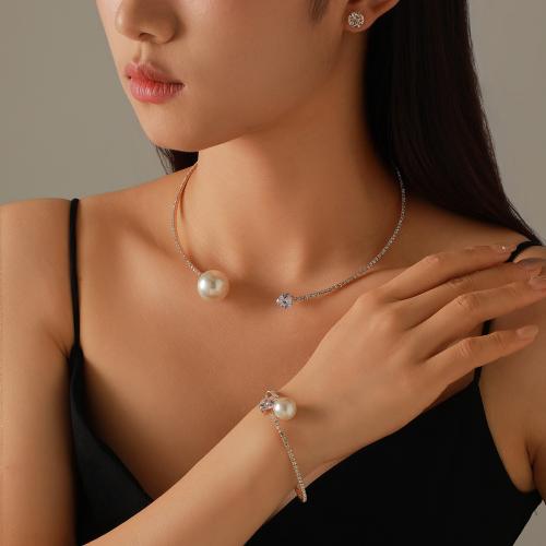 Parures de bijoux en alliage zinc, Boucle d’oreille stud & colliercol & bracelet de manchette, alliage de zinc, avec perle de plastique, Placage, pour femme & avec strass, Or, Collar diameter: 12.22cm, bracelet diameter: 5.69cm, stud earrings 7.4mm, Vendu par fixé