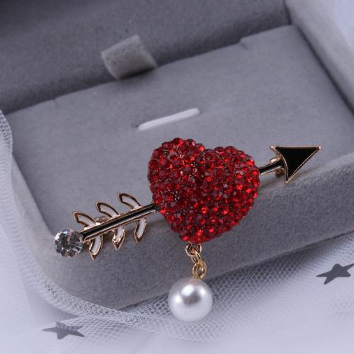 aleación de zinc broche, con Perlas plásticas, Corazón, chapado en color dorado, para mujer & con diamantes de imitación, Rojo, libre de níquel, plomo & cadmio, Vendido por UD