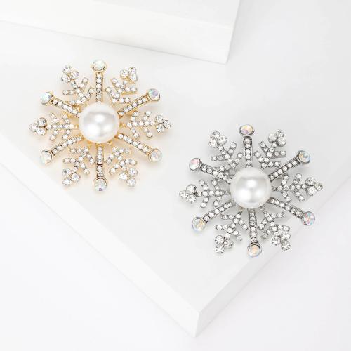 Broches de Noël, alliage de zinc, avec perle de plastique, flocon de neige, Placage, Conception de Noël & pour femme & avec strass, plus de couleurs à choisir, protéger l'environnement, sans nickel, plomb et cadmium, 47x47mm, Vendu par PC