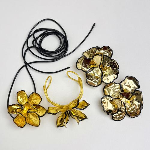 Parures de bijoux en alliage zinc, alliage de zinc, fleur, Placage, styles différents pour le choix & pour femme & émail, Or, Earrings: diameter approx. 8cm; Necklace: length about 117cm; The flowers are 7.5x5.7cm in diameter., Vendu par PC