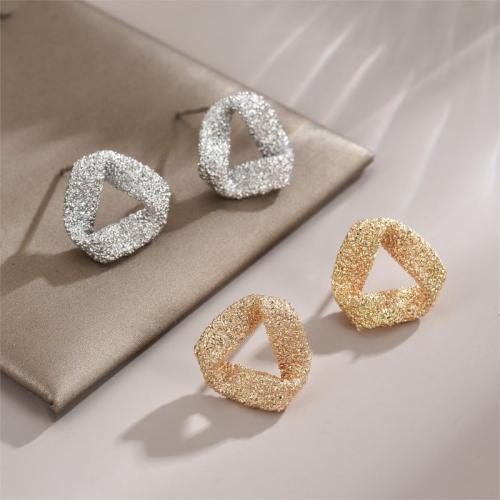 Goujon Laiton, triangle, Placage, bijoux de mode, plus de couleurs à choisir, protéger l'environnement, sans nickel, plomb et cadmium, 15x15mm, Vendu par paire