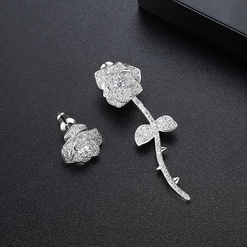 metal Pendientes asimétricos, Flor, chapado en platina real, micro arcilla de zirconia cúbica & para mujer, Vendido por Par