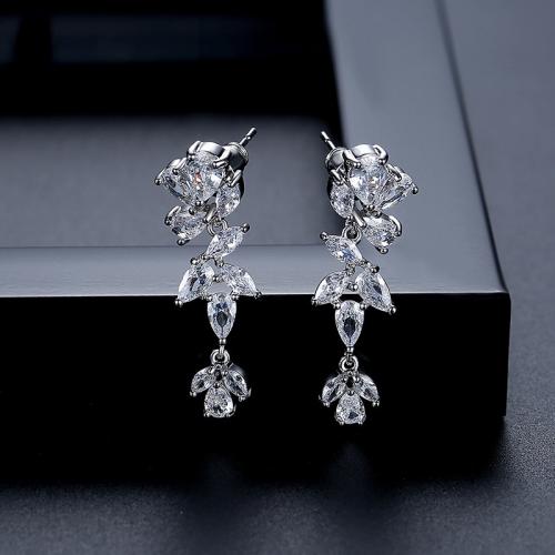 laiton Boucle d'oreille goutte, Plaqué de platine, pavé de micro zircon & pour femme, 9.50x31mm, Vendu par paire