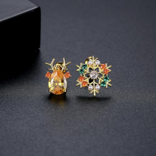 laiton Boucles d’oreilles asymétriques stud, avec cristal & perle de plastique, Placage de couleur d'or, Bijoux de Noël & pavé de micro zircon & pour femme, Vendu par paire