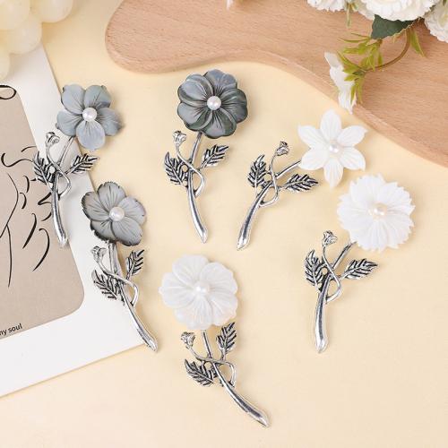 Broches de Nácar, aleación de zinc, con Nácar & Perlas plásticas, Flor, chapado en color de plata, para mujer, más colores para la opción, libre de níquel, plomo & cadmio, 31x75mm, Vendido por UD