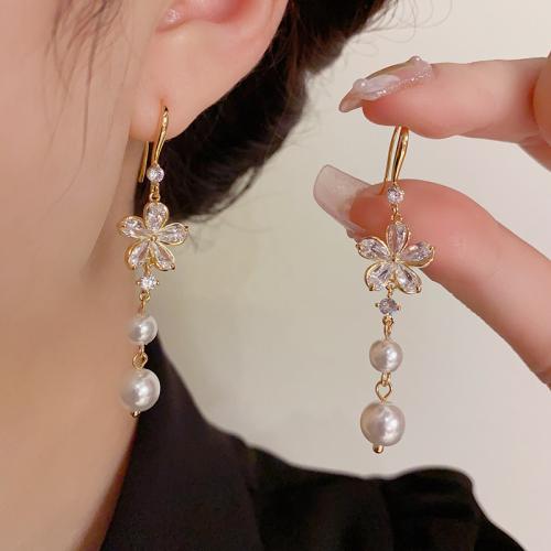 Boucles d'oreilles en laiton zircon cubique pavent, Pétales, Plaqué d'or, pavé de micro zircon & pour femme, plus de couleurs à choisir, 58x14mm, Vendu par paire