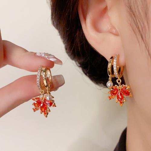 Boucles d'oreilles en laiton zircon cubique pavent, Feuille d'érable, Plaqué d'or, pavé de micro zircon & pour femme, rouge, 31x13mm, Vendu par paire