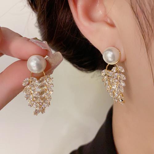 Boucles d'oreilles en laiton zircon cubique pavent, avec perle de plastique, Plaqué d'or, pavé de micro zircon & pour femme, Or, 34x16mm, Vendu par paire