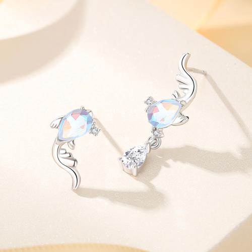 Plata de ley 925 Pendientes asimétricos, con Vidrio, Pez, chapado en platina real, micro arcilla de zirconia cúbica & para mujer, short earring size 7.8x13mm, long earring size 7.8x22.2mm, Vendido por Par