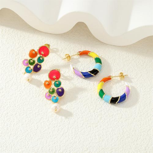 Boucles d'oreilles pendantes en laiton, Placage de couleur d'or, styles différents pour le choix & pour femme & émail, plus de couleurs à choisir, protéger l'environnement, sans nickel, plomb et cadmium, Vendu par paire