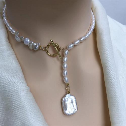 Collier de chaîne en laiton de perles d'eau douce, perle d'eau douce cultivée, avec laiton, Placage de couleur d'or, bijoux de mode, blanc, Pearl size: 4-5mm, necklace length about 46-48cm, Vendu par PC