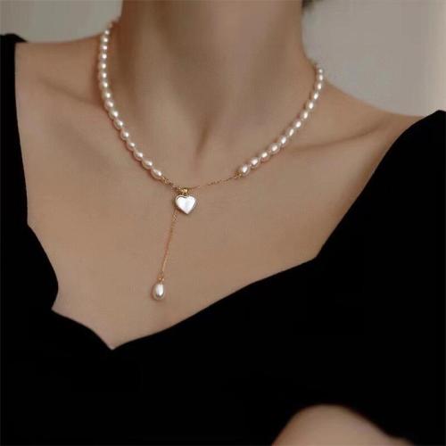 Collier de chaîne en laiton de perles d'eau douce, perle d'eau douce cultivée, avec laiton, Placage de couleur d'or, bijoux de mode, blanc, Pearl size: 5-6mm, Longueur:40 cm, Vendu par PC