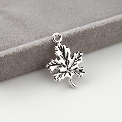 Pendentifs feuilles en alliage de zinc , Feuille d'érable, Plaqué de couleur d'argent, DIY, 23x16x2mm, 700PC/kg, Vendu par kg