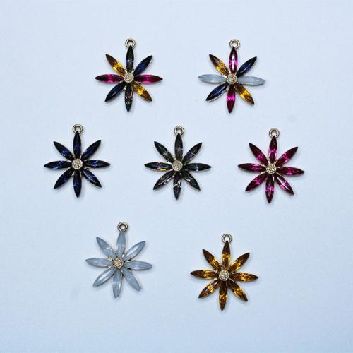 Zinc alliage strass Pendants, alliage de zinc, fleur, Placage de couleur d'or, DIY & avec strass, plus de couleurs à choisir, protéger l'environnement, sans nickel, plomb et cadmium, 24mm, Environ 100PC/sac, Vendu par sac