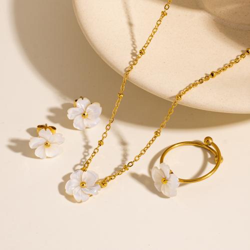 Conjuntos de joyería de acero inoxidable, Pendiente de stud & anillo de dedo & collar, acero inoxidable 304, con Nácar Blanca, Flor, chapado en color dorado, diferentes estilos para la opción & para mujer, Vendido por UD