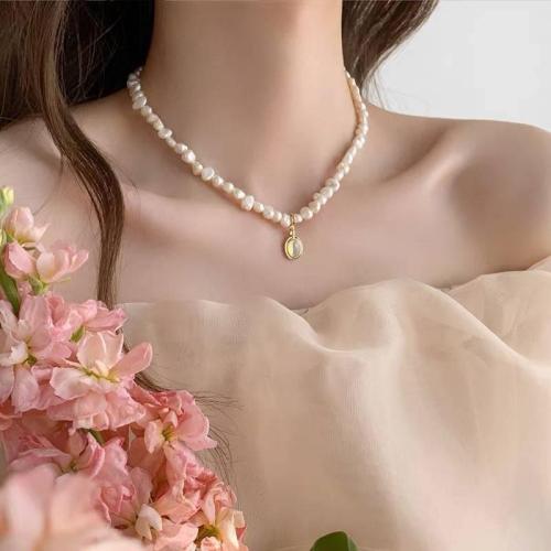 Collier de chaîne en laiton de perles d'eau douce, perle d'eau douce cultivée, avec Moonstone & laiton, avec 6cm chaînes de rallonge, Baroque, bijoux de mode, blanc, Longueur:36 cm, Vendu par PC