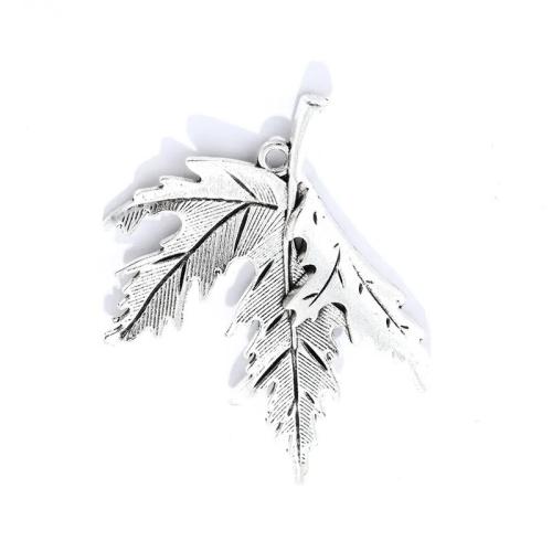 Pendentifs feuilles en alliage de zinc , Feuille d'érable, Plaqué de couleur d'argent, DIY, protéger l'environnement, sans nickel, plomb et cadmium, 55x45mm, Environ 100PC/sac, Vendu par sac