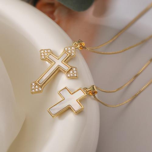 Collier en laiton cubique Zircon Micro Pave, avec coquille blanche, croix, Placage de couleur d'or, styles différents pour le choix & pavé de micro zircon & pour femme, plus de couleurs à choisir, protéger l'environnement, sans nickel, plomb et cadmium, Vendu par PC