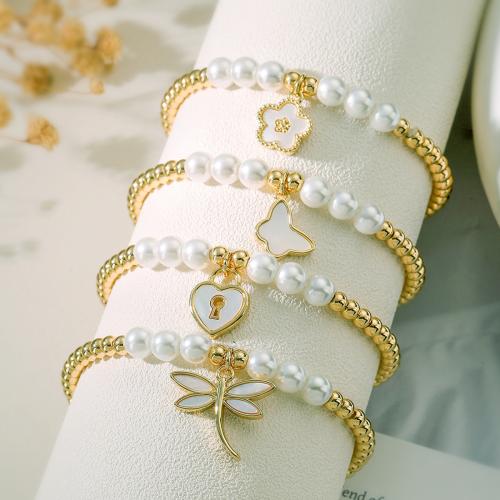 Bracelet cubique en laiton zircon pavent, avec coquille blanche & perle de plastique, Placage de couleur d'or, styles différents pour le choix & pavé de micro zircon & pour femme, plus de couleurs à choisir, protéger l'environnement, sans nickel, plomb et cadmium, Vendu par PC