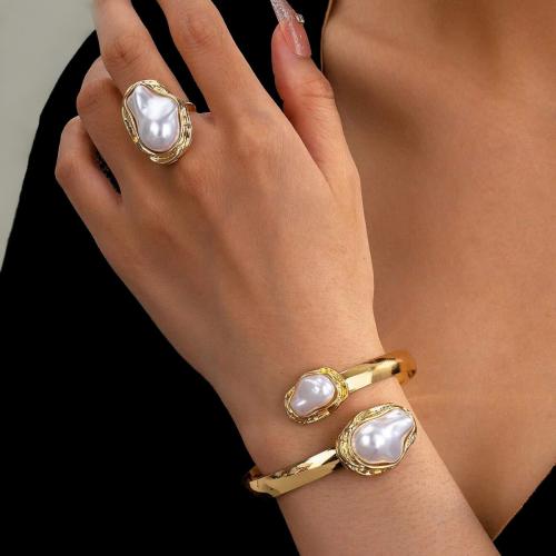 Sets de Joyas, brazale & anillo de dedo, fundición, con Perlas plásticas, chapado en color dorado, Ajustable & para mujer, libre de níquel, plomo & cadmio, Vendido por Set