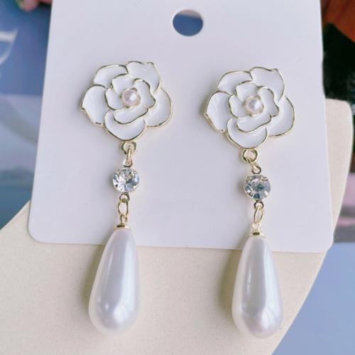 Boucles d'oreilles fer, avec perle de plastique, fleur, Placage de couleur argentée, pour femme & émail & avec strass, blanc, protéger l'environnement, sans nickel, plomb et cadmium, Vendu par paire