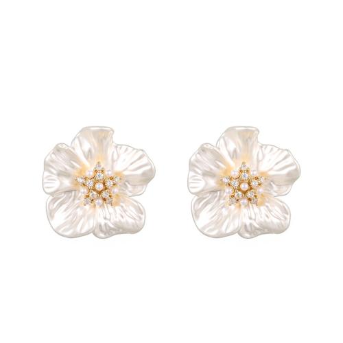 Boucles d'oreilles en laiton zircon cubique pavent, avec Plastique ABS perle, fleur, Placage de couleur d'or, bijoux de mode & pavé de micro zircon, blanc, protéger l'environnement, sans nickel, plomb et cadmium, 24x25mm, Vendu par paire