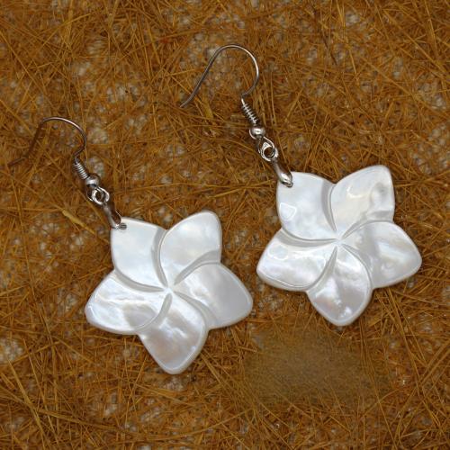 Boucles d'oreilles coquillage, coquille blanche, fleur, bijoux de mode, blanc, 52x28mm, Vendu par paire