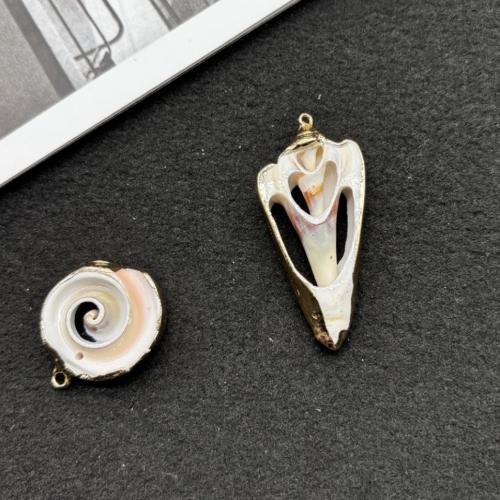 Trompette naturelle Shell pendentifs, coquille, avec coquille de trompette & laiton, Placage de couleur d'or, DIY & normes différentes pour le choix, plus de couleurs à choisir, Vendu par PC