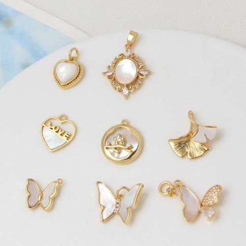 Pendentifs de coquillages blancs naturels, laiton, avec coquille blanche, Placage de couleur d'or, DIY & normes différentes pour le choix & pavé de micro zircon, plus de couleurs à choisir, protéger l'environnement, sans nickel, plomb et cadmium, 10PC/sac, Vendu par sac