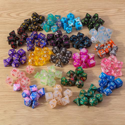 Pendentif en résine, cubesdé à jouer, 7 pièces, plus de couleurs à choisir, pendant length 16-25mm, Vendu par fixé