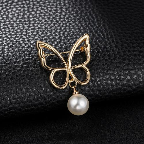 alliage de zinc broche, avec perle de plastique, papillon, Placage de couleur d'or, pour femme & creux, 29x42mm, Vendu par PC