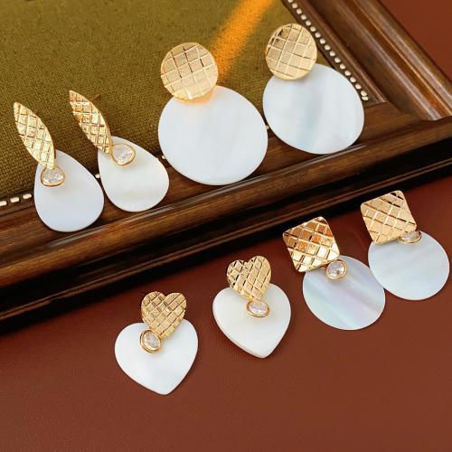 Messing Tropfen Ohrring, mit Weiße Muschel, goldfarben plattiert, verschiedene Stile für Wahl & Micro pave Zirkonia & für Frau, earring length 20-50mm, verkauft von Paar