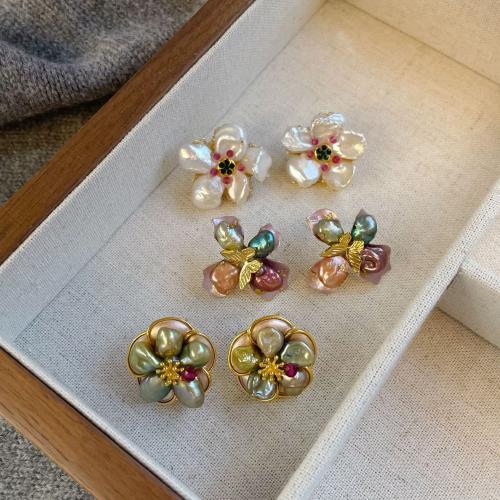 Boucles d'oreilles en perles d'eau douce, perle d'eau douce cultivée, avec laiton, Irrégulière, Placage, bijoux de mode & avec strass, plus de couleurs à choisir, 20x20x20mm, Vendu par paire
