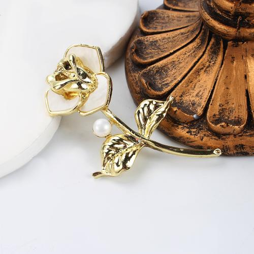 Broche perle d'eau douce, alliage de zinc, avec coquille blanche & perle d'eau douce cultivée, Placage de couleur d'or, bijoux de mode, plus de couleurs à choisir, 26.68x14.73x63.39mm, Vendu par PC