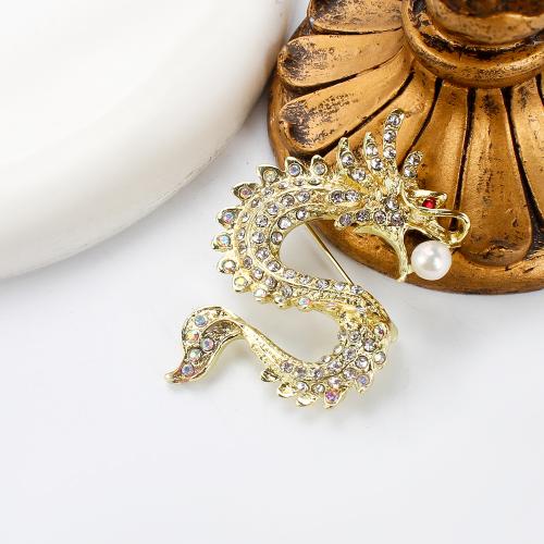 Broche perle d'eau douce, alliage de zinc, avec perle d'eau douce cultivée, dragon, Placage de couleur d'or, bijoux de mode & avec strass, plus de couleurs à choisir, 44.55x9.77x59.39mm, Vendu par PC