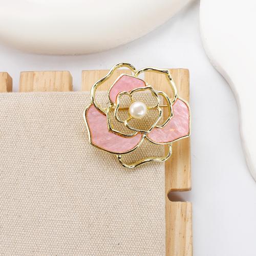 Broche perle d'eau douce, alliage de zinc, avec coquille rose & perle d'eau douce cultivée, fleur, Placage de couleur d'or, bijoux de mode, plus de couleurs à choisir, 40.42x12.73x39.32mm, Vendu par PC
