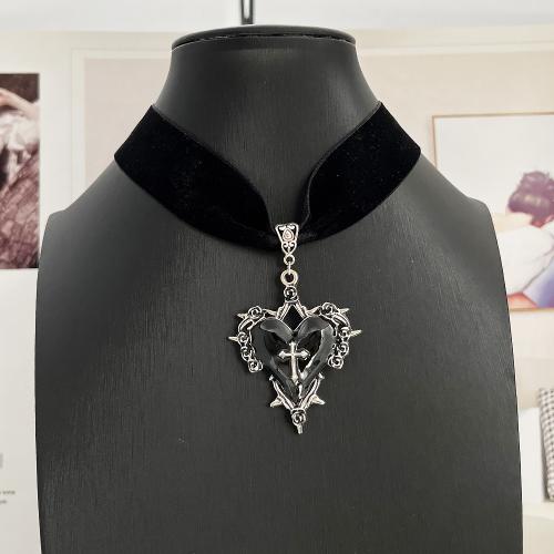 Gargantilla de terciopelo, aleación de zinc, con Terciopelo, Corazón, chapado en color dorado, Joyería & esmalte, más colores para la opción, Vendido por UD