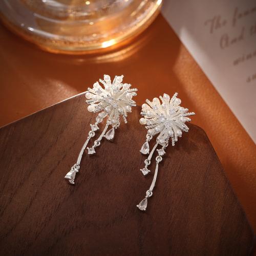 Цирконий Micro Pave латунь Серьги, Латунь, с кубический цирконий & Пластиковая жемчужина, Другое покрытие, ювелирные изделия моды & Женский, серебряный, продается Пара