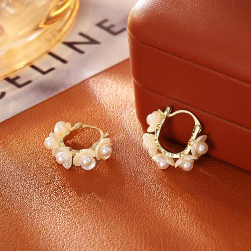 Латунь серьги падения, с Пластиковая жемчужина, Форма цветка, плакированный настоящим золотом, ювелирные изделия моды & Женский, продается Пара