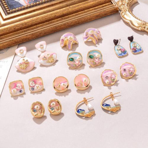 Pendientes de Perlas de Freshwater, metal, con Perlas cultivadas de agua dulce, chapado en color dorado, diferentes estilos para la opción & para mujer & esmalte, Vendido por Par