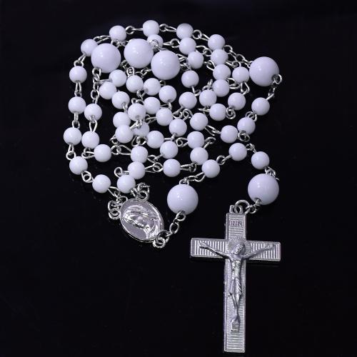 Collier de chapelet, alliage de zinc, avec plastique, croix, Placage de couleur argentée, bijoux de mode, blanc, 8mm, Longueur:52.5 cm, Vendu par PC