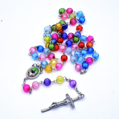Collier de chapelet, alliage de zinc, avec plastique, croix, Placage de couleur argentée, bijoux de mode, multicolore, 8mm, Longueur:57 cm, Vendu par PC