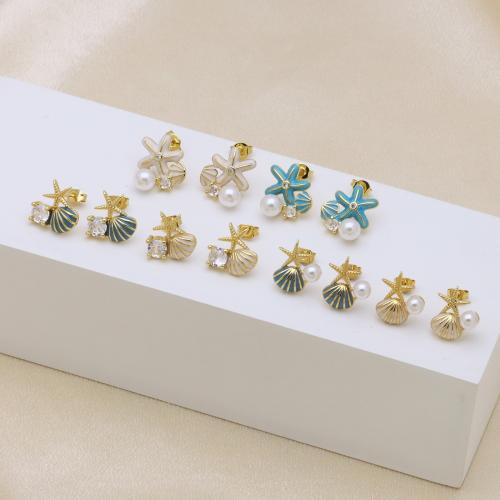 Pendientes de Perno en Latón, metal, con Perlas plásticas, chapado en color dorado, diferentes estilos para la opción & para mujer & esmalte & con circonia cúbica, más colores para la opción, Vendido por Par