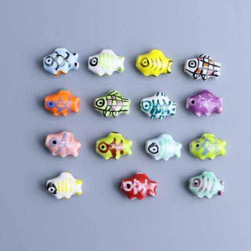 Perles bijoux en porcelaine, poisson, dessiné à la main, DIY & double face, plus de couleurs à choisir, 15.50x11.80x7.50mm, Trou:Environ 2mm, 100PC/sac, Vendu par sac